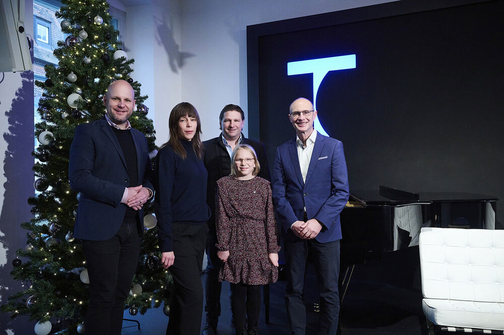 Intendant Sebastian Ritschel, die Leiterin des Jungen Theaters Oda Zuschneid, der kaufmännische Direktor Dr. Matthias Schloderer, Malea Wolter und Dr. Egon Leo Westphal, Vorstandsvorsitzender Bayernwerk AG.