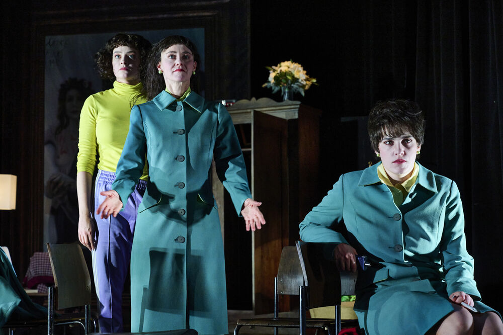 Die drei Schwestern Olga, Mascha und Irina schauen ins Leere. 