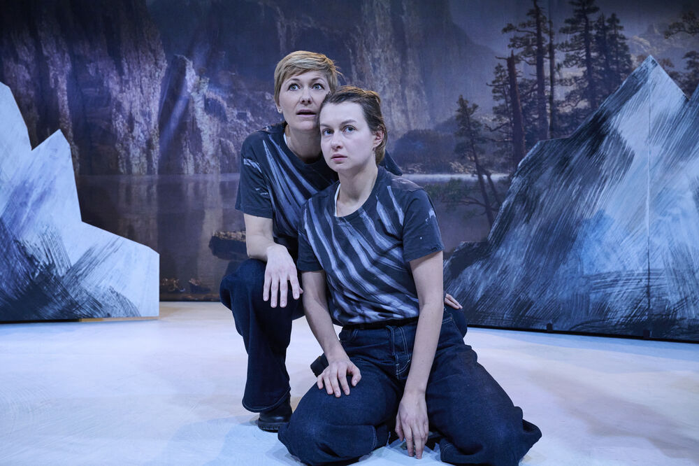 Zwei Schauspielerinnen vor einer Berglandschaft